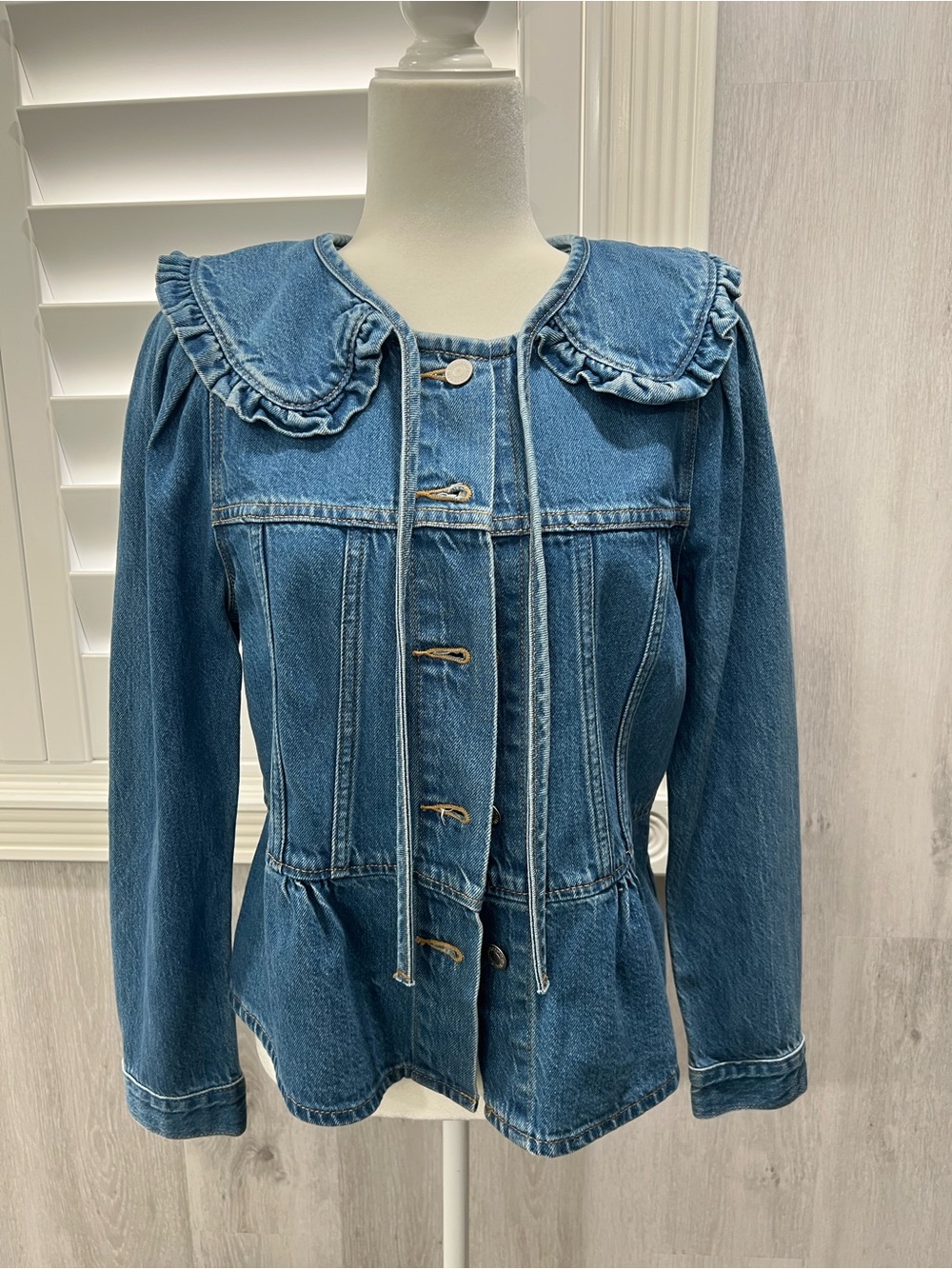 Levi’s Premium Womens Denim Jacket S Blue Ruffle Collar Peplum Button Romantic